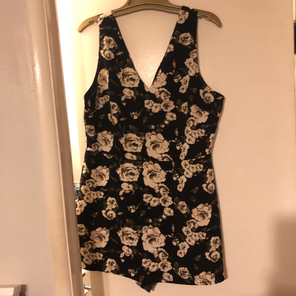 SLEEVELESS FLORAL ROMPER - Picture 2 of 8